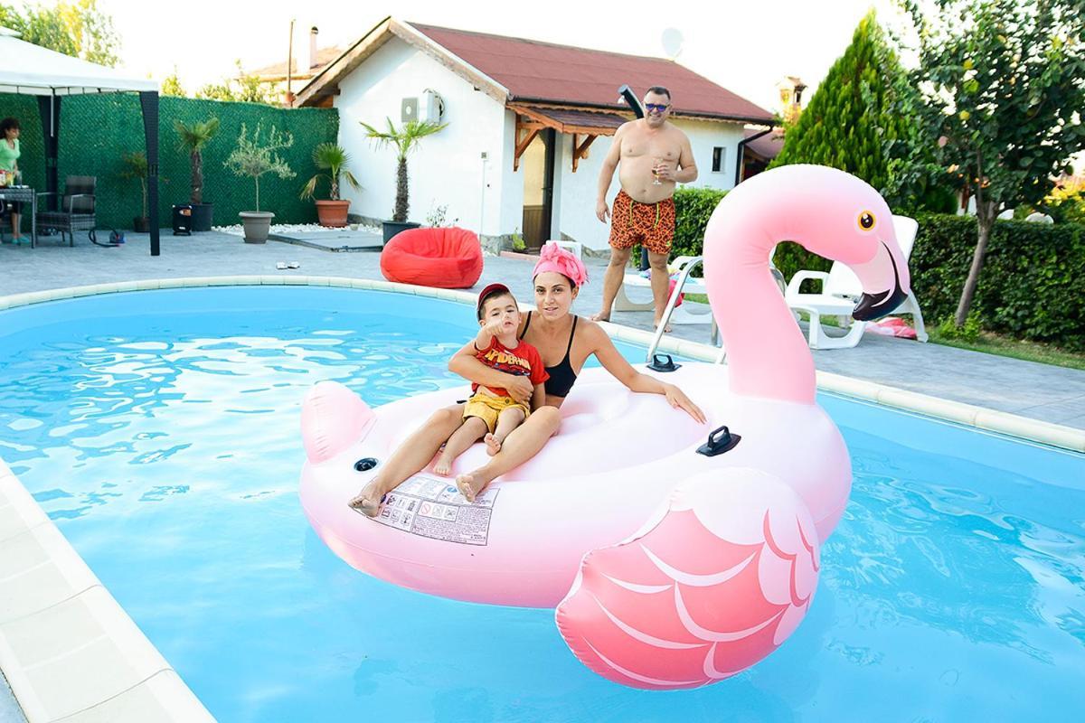 Guest House Raiski Kаt Mezek Екстериор снимка