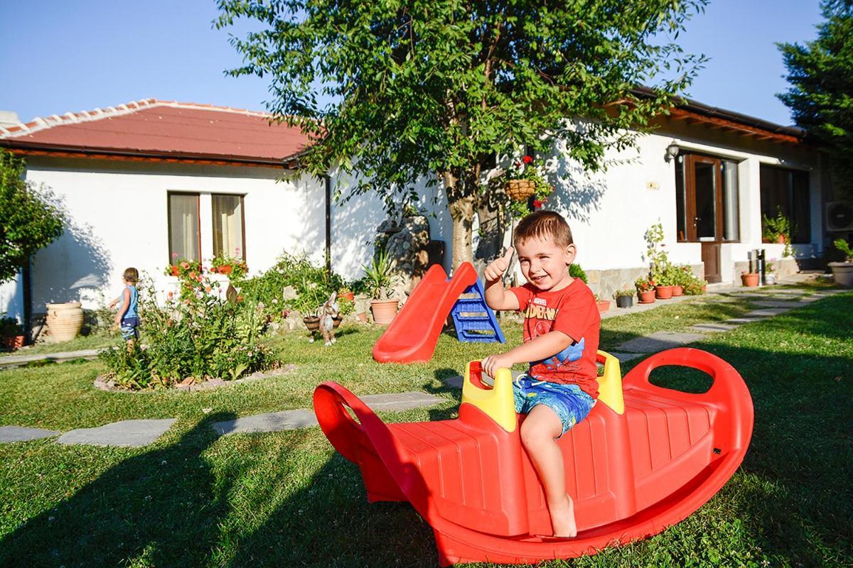 Guest House Raiski Kаt Mezek Екстериор снимка