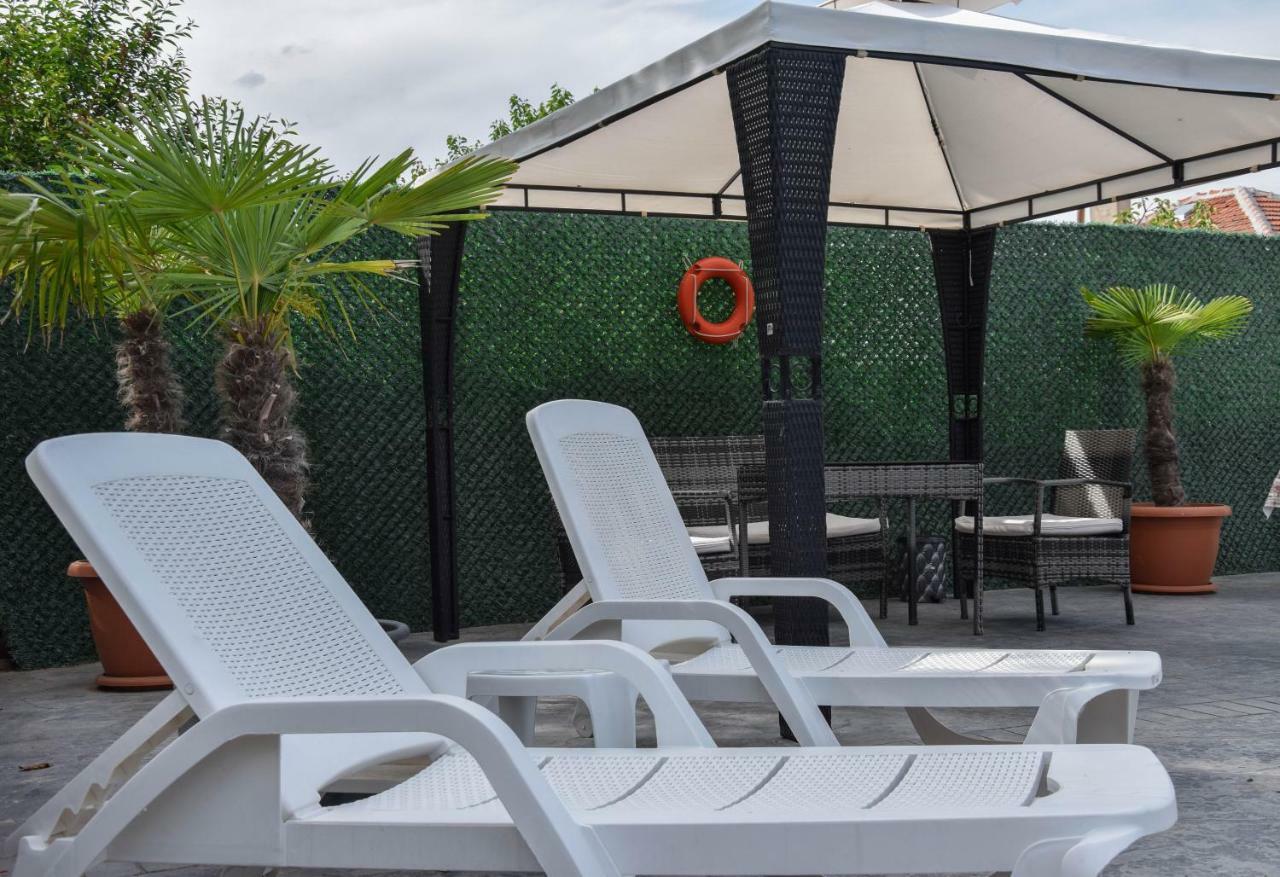Guest House Raiski Kаt Mezek Екстериор снимка