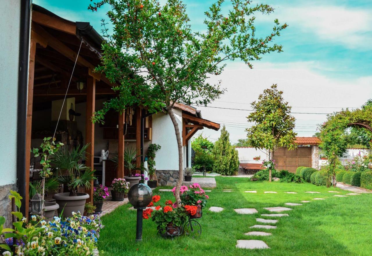 Guest House Raiski Kаt Mezek Екстериор снимка