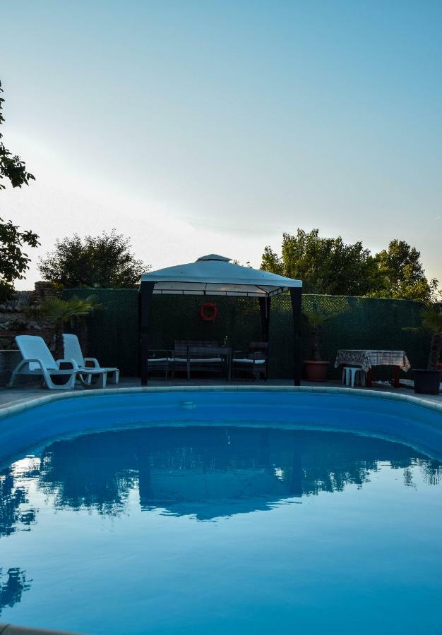 Guest House Raiski Kаt Mezek Екстериор снимка